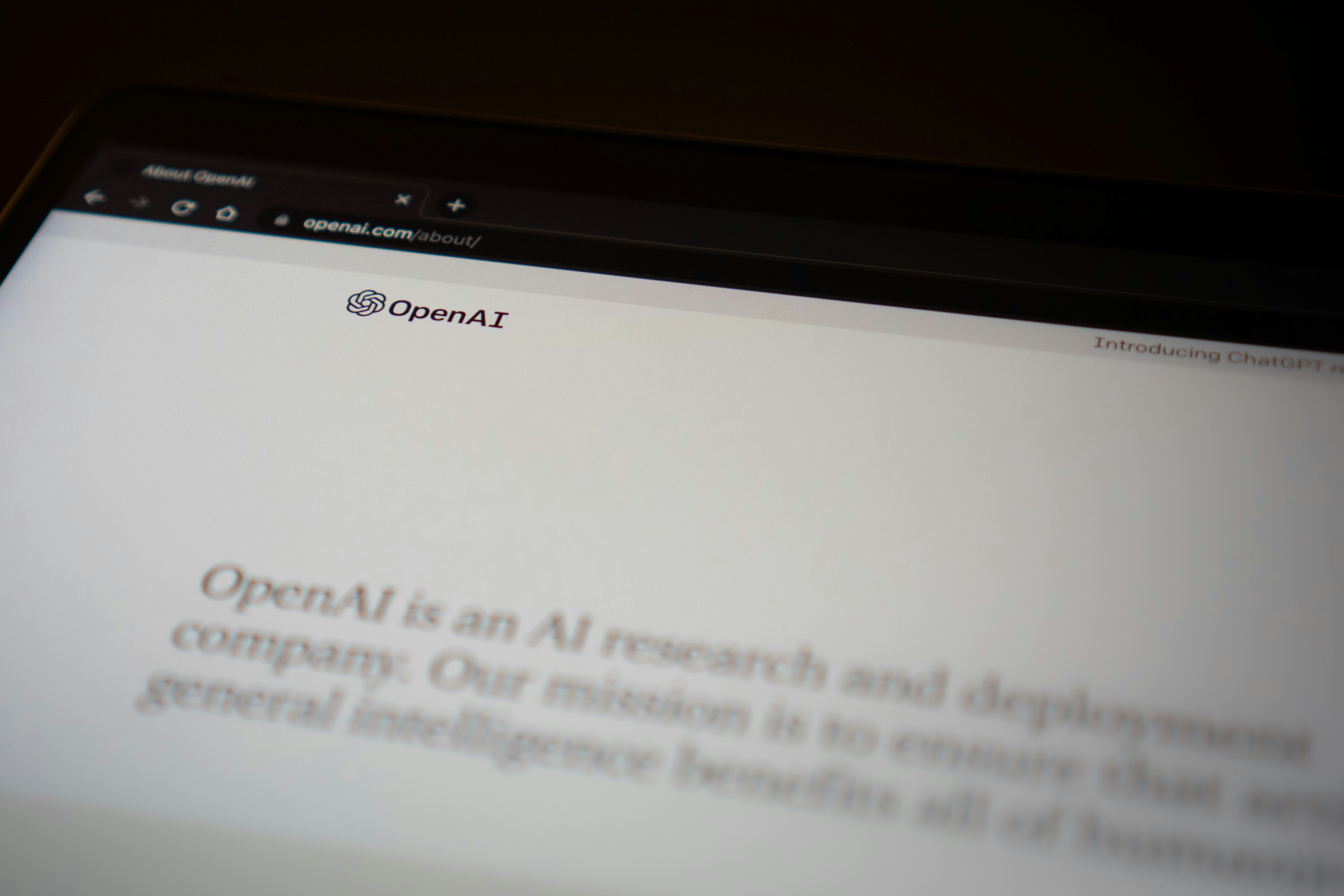 捷克查理大學領軍打造歐洲AI模型 挑戰OpenAI